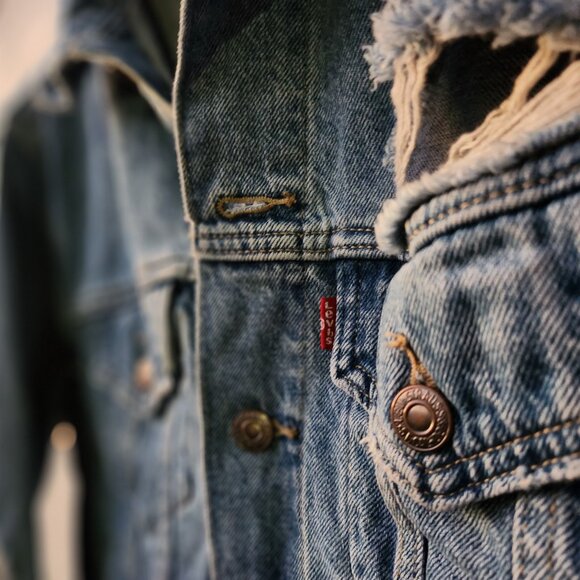 Levi's Authentic Denim Jean Jacket w/ Natural Distressing+Pockets L- DENIM BLUE - Picture 2 of 5